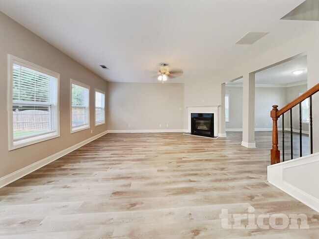 Photo - 367 Parkmont Way