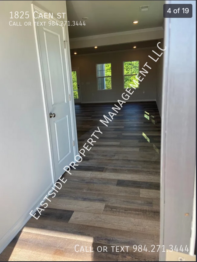 Photo - 1825 Caen St