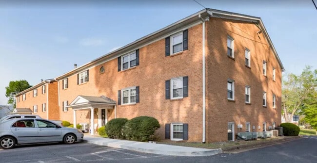 Summercrest Apartments - Summercrest Apartments