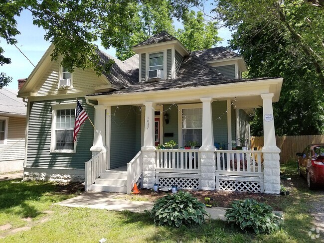 Building Photo - Cute Bungalow style home  Large Yard Near ...