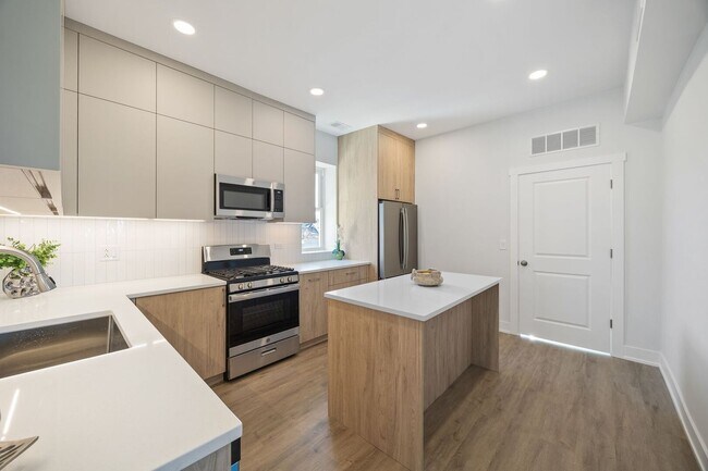 Photo - 2741 W Belmont Ave Unit 2