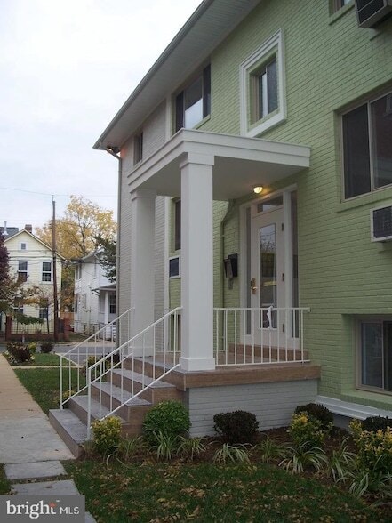 Building Photo - 206 E Windsor Ave Unit 202