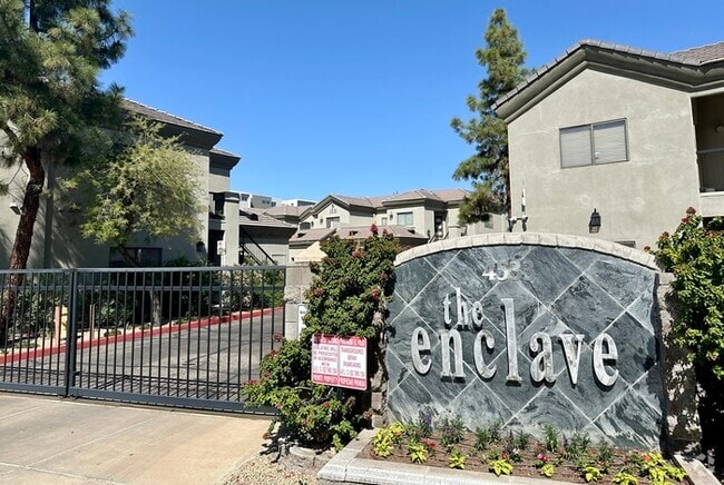Building Photo - Gorgeous 2 bedroom / 2 bath condo in The E...