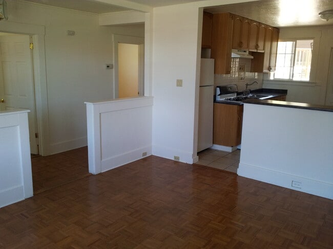 Living room and kitchen - 46 Daniels Ave Unit 46 Daniels