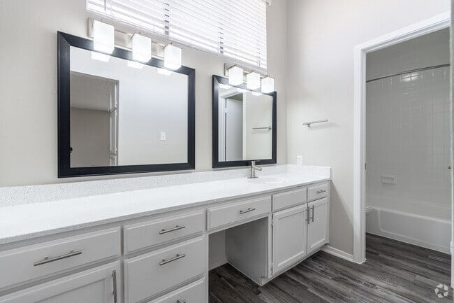 2BR, 2BA - 1,070SF - Bathroom