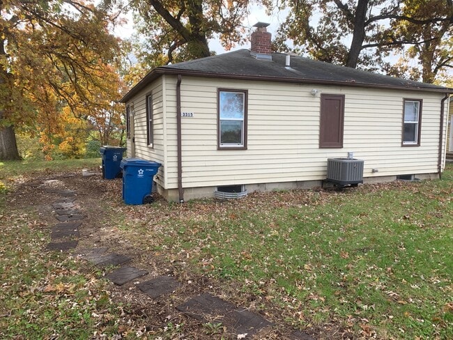 Building Photo - 3315 Valley Dr