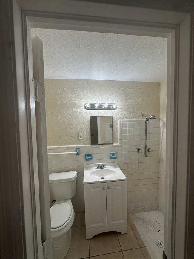 Photo - Nice 3/2 with big backyard