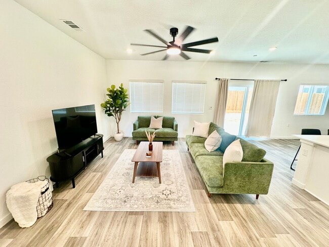 Photo - 980 Rubcom Road W