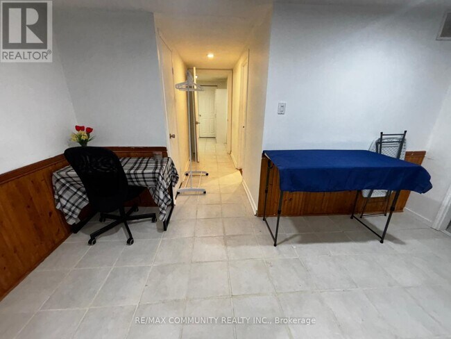 Photo - 537 Steeles Ave W