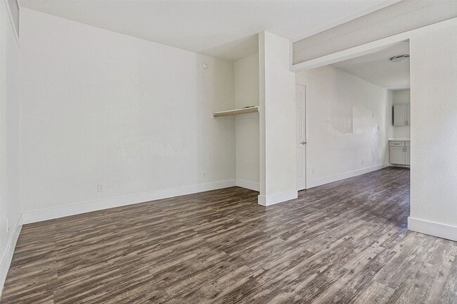 Photo - 735 W 10th St
