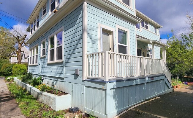 Building Photo - 2234-2238 SW Vista Ave