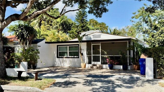 Building Photo - 2221 SW 26th Ln Unit 2