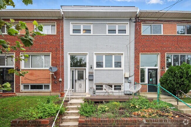 Building Photo - 1340 W St NE Rental