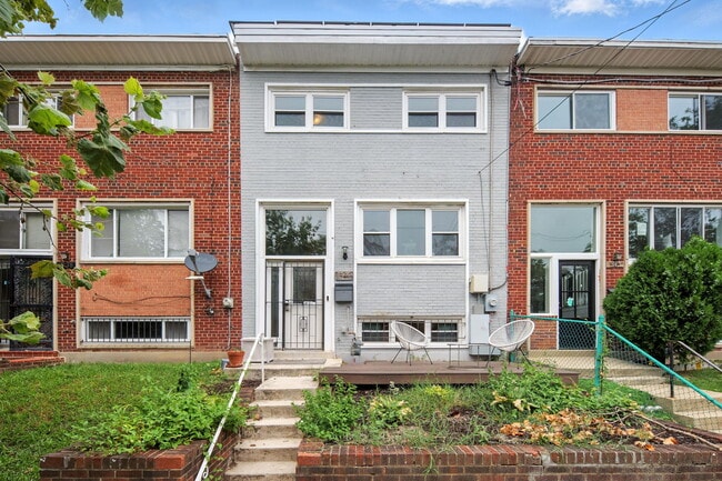 Building Photo - 1340 W St NE