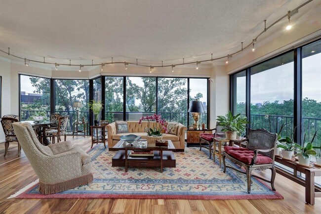 Photo - 3350 McCue Rd Unidad 404 Rental