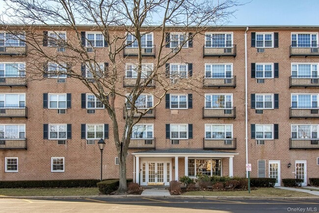 Building Photo - 1 Consulate Dr Unit 2C
