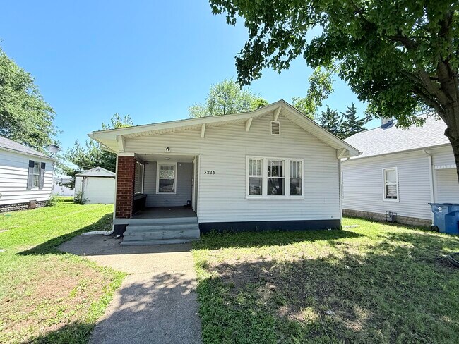 3223 N 15 1/2 St