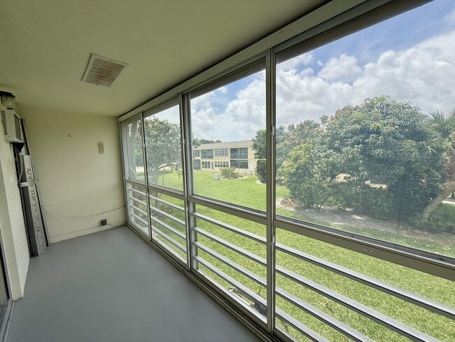 Building Photo - 32 Kingswood E