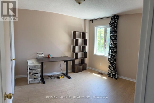 Photo - 453 Heddle Crescent