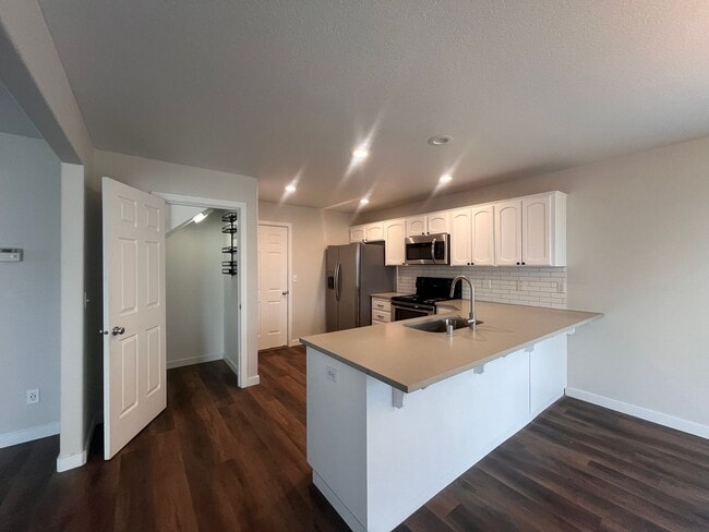 Photo - ** HALF MONTH FREE ! ** Beautiful 4 Bedroo...