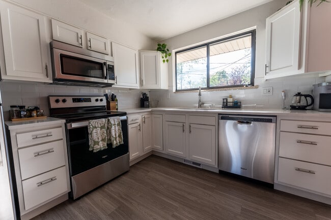 Photo - 61 Newland St Unit Stylish 3BR location