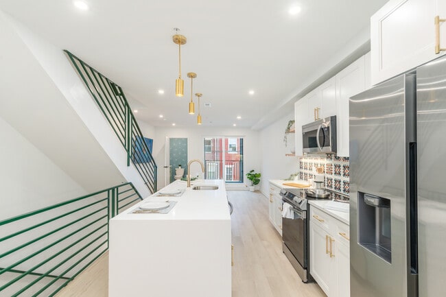 Building Photo - 1627 Fontain St Unit Penthouse