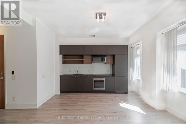 Photo - 111 St Clair Ave W Unité 1206