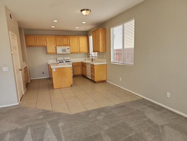 Building Photo - Beautiful home near shopping stores and sc...
