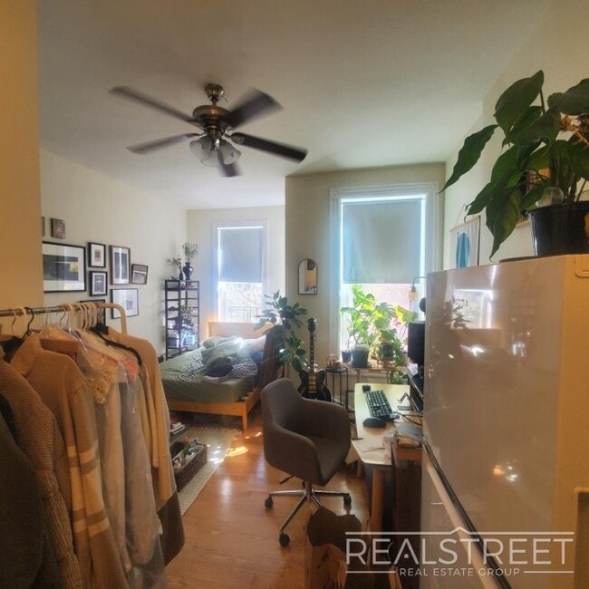 Building Photo - Spacious Sunny South Facing Studio One Block from Promenade