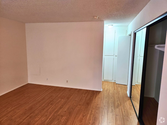 Building Photo - Charming Studio Apartment in Beverly Hills... Unit 302