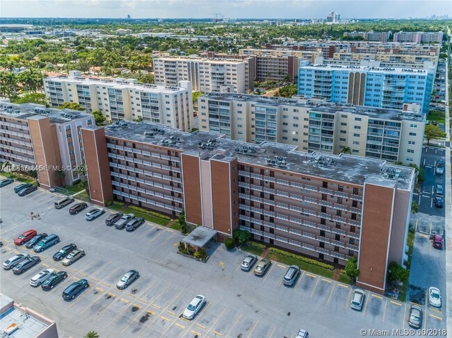 Building Photo - 320 NE 12th Ave Unit 303