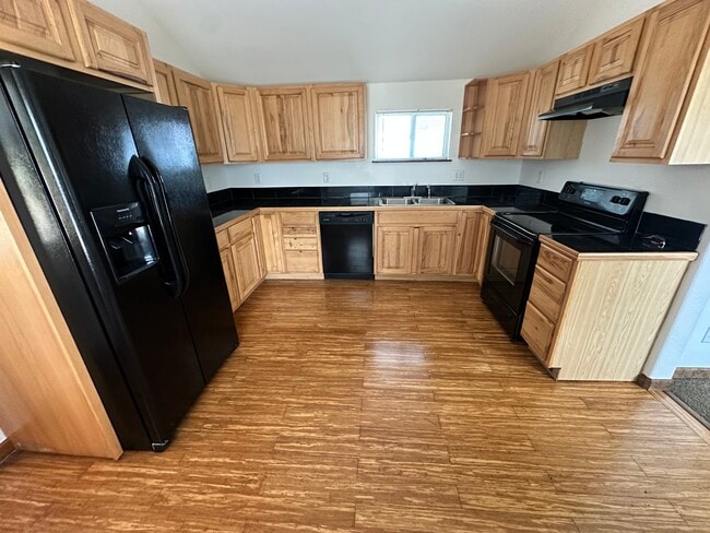 Photo - 244 E 9th St