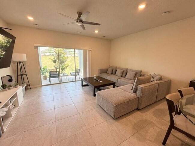 Photo - 3/2.5 Like new Davenport Townhome