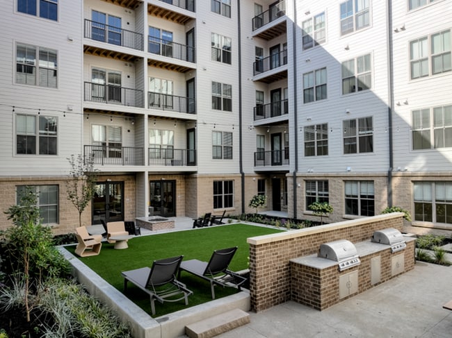 The Sage at Jeffrey Park: Grills in Courtyard