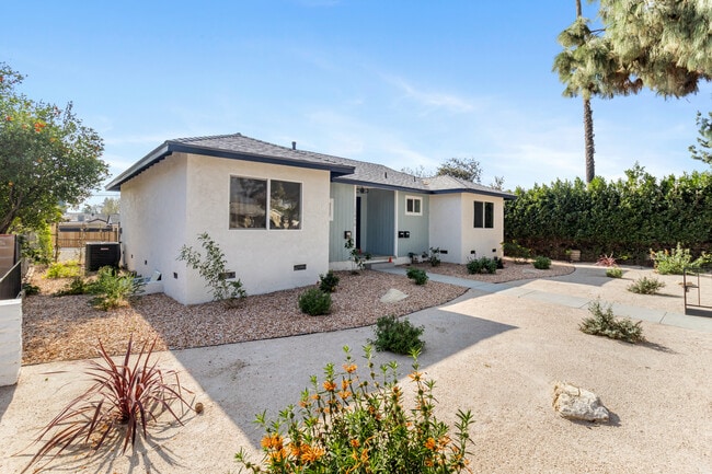 Photo - 15836 Chatsworth St