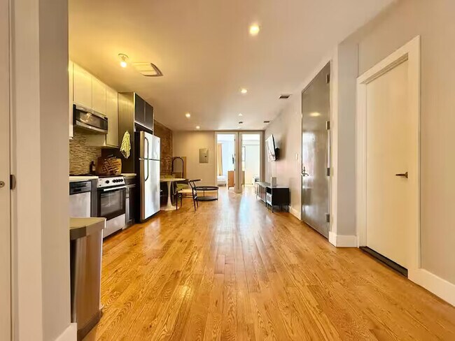 Photo - Prime Bushwick Room, HDTV, 15 min to Manha... Unit #4