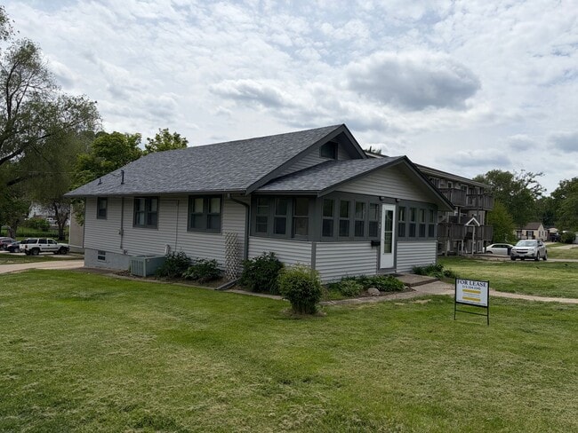 Building Photo - SPACIOUS 2 Bedroom Single Family Home!
