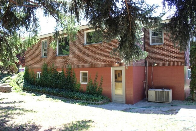 Building Photo - 705 East Third Unit Basement Rental