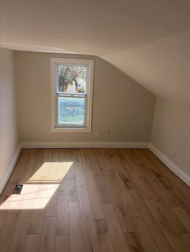 Photo - 390 Mathew St