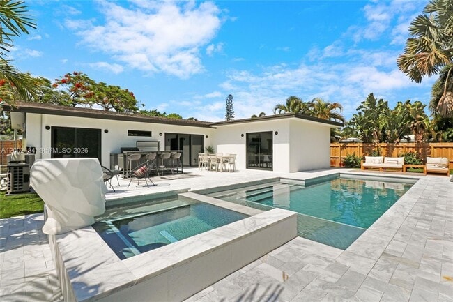 Building Photo - 811 NE 17th Ct