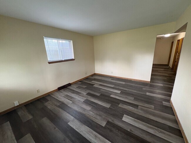 Photo - WOW! Look at this property ! You cant beat this price!