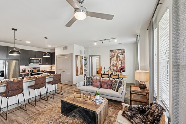 Cocina, sala y comedor con pisos de superficie dura. - Avalon Benbrook