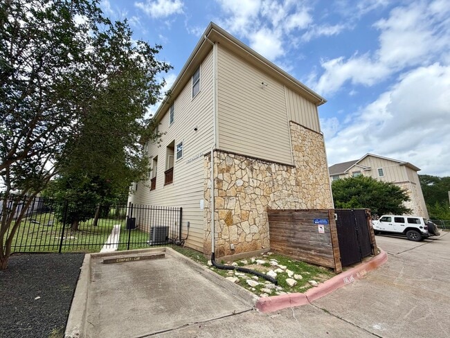 Photo - 1402 Parker Ln