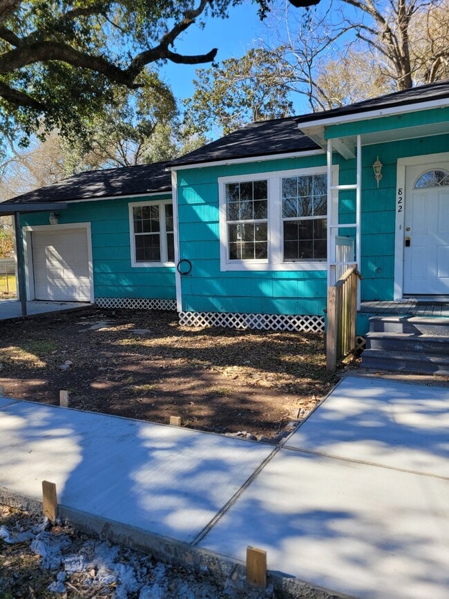 Photo - 822 Retama St