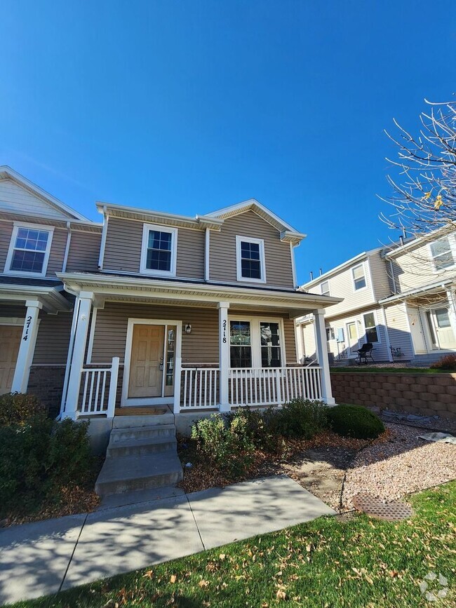 Building Photo - Beautiful Townhome