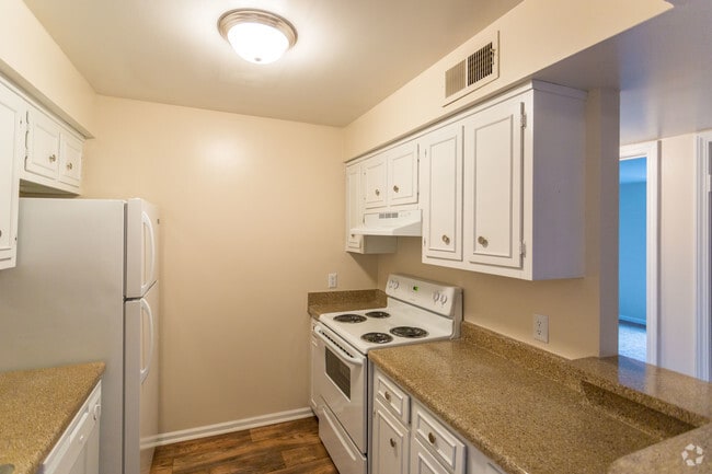 1BR, 1BA - 821 SF - Kitchen