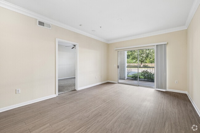 1BR, 1BA - 709SF - Living Room/Dining Room