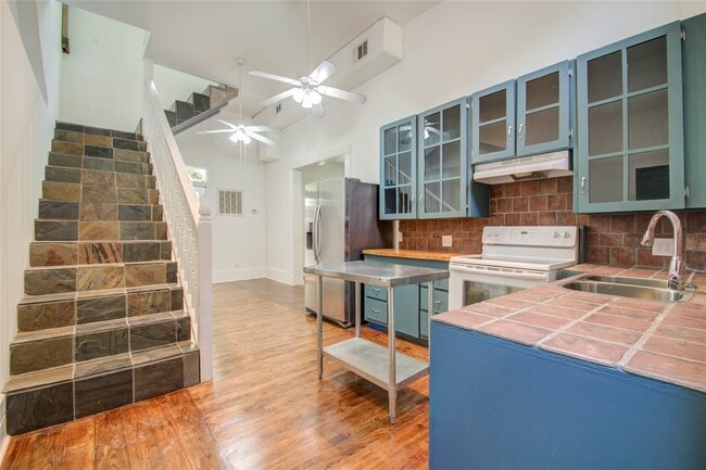 Building Photo - 5311 Palmetto St Unit C Rental