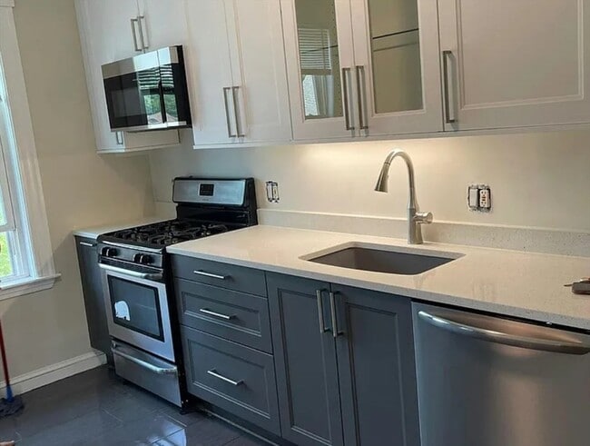 Building Photo - 240 Allston St Unit C Rental