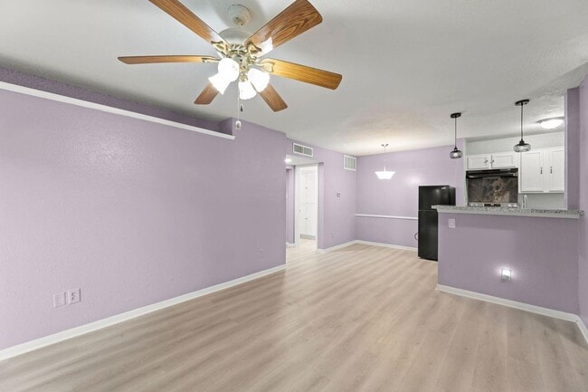 Building Photo - 2121 Hepburn St Unit 1216
